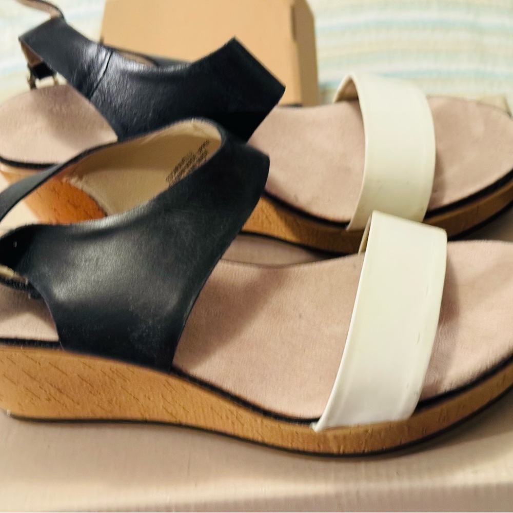 Easy spirit navy and white platform sandals. Wore twice. Size 8 1/2
